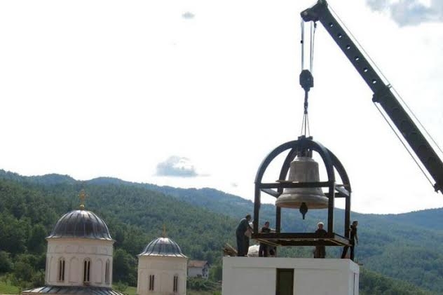 Nameštanje zvona na gradskoj crkvi 